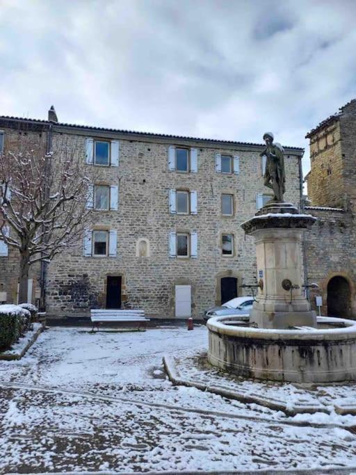 Logement Moderne Au Coeur Du Village Saint-Georges-de-Luzençon Exterior foto